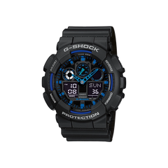 Relógio G-Shock com caixa e pulseira de resina preta. O mostrador combina exibições analógicas e digitais, com ponteiros azuis para horas, minutos e segundos. A tela digital mostra a hora, dia e data. No aro, estão inscritas as palavras ‘PROTECTION’, ‘G-SHOCK’, ‘ILLUMINATOR’, ‘WORLD TIME’, ‘ALARM’, ‘CHRONO’ e ‘TIMER’, indicando várias funções do relógio. O design geral transmite uma aparência robusta e esportiva com funcionalidades avançadas.