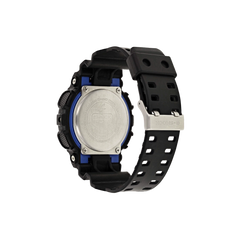 Relógio de resina com pulseira preta e branca. O mostrador é redondo e escuro, sem números ou ponteiros visíveis. A caixa parece robusta, com detalhes em azul nas laterais, sugerindo um design esportivo. A parte traseira do relógio está visível, mostrando um logotipo da marca em relevo e texto que não é legível na imagem.