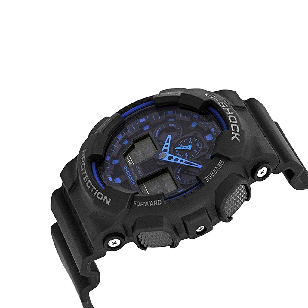 Imagem em close-up de um relógio de pulso G-Shock de resina preta com design robusto. O relógio possui um mostrador analógico azul com ponteiros brancos e azuis, inserido em uma tela digital. O aro é marcado com as palavras ‘Shock Resist’ na parte superior e ‘Protection’ na parte inferior, enquanto o lado direito tem dois botões rotulados como ‘Adjust’ e ‘Forward’. O design geral sugere durabilidade e funcionalidade, adequado para uso ativo.