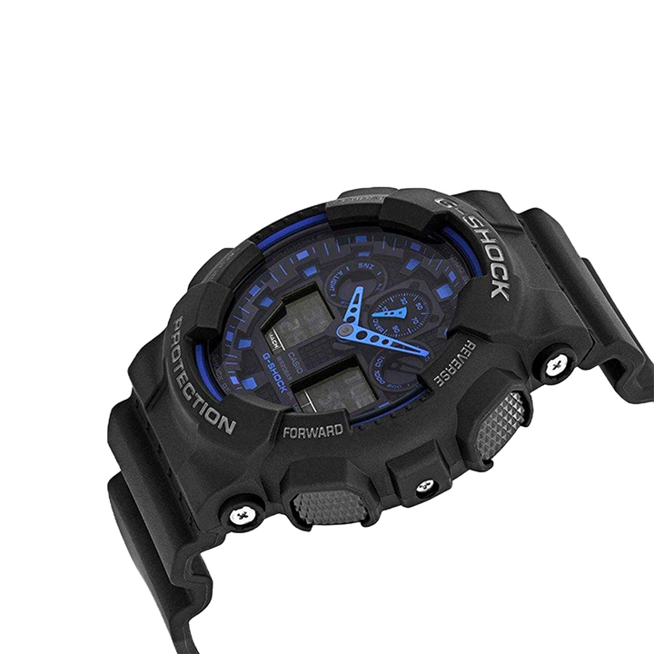 Imagem em close-up de um relógio de pulso G-Shock de resina preta com design robusto. O relógio possui um mostrador analógico azul com ponteiros brancos e azuis, inserido em uma tela digital. O aro é marcado com as palavras ‘Shock Resist’ na parte superior e ‘Protection’ na parte inferior, enquanto o lado direito tem dois botões rotulados como ‘Adjust’ e ‘Forward’. O design geral sugere durabilidade e funcionalidade, adequado para uso ativo.