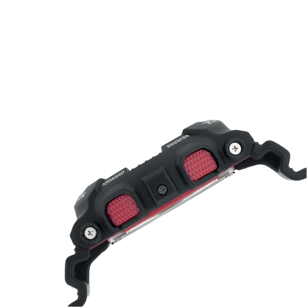 Relógio de pulso com bracelete e caixa de resina preta, design robusto com detalhes em vermelho. O mostrador digital-analógico inclui múltiplos mostradores para funções como hora, dia da semana e cronómetro. Botões laterais para ajuste de configurações. Ideal para um estilo de vida ativo.