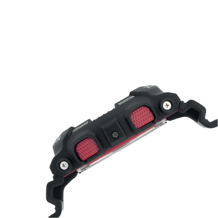 Relógio de pulso com bracelete e caixa de resina preta, design robusto com detalhes em vermelho. O mostrador digital-analógico inclui múltiplos mostradores para funções como hora, dia da semana e cronómetro. Botões laterais para ajuste de configurações. Ideal para um estilo de vida ativo.