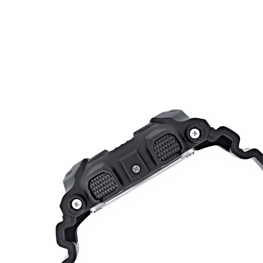 Um relógio de resina preto com design robusto. A pulseira e o corpo do relógio têm detalhes texturizados, sugerindo durabilidade e um uso voltado para atividades ao ar livre ou esportivas. O fundo branco destaca o contraste com o relógio.