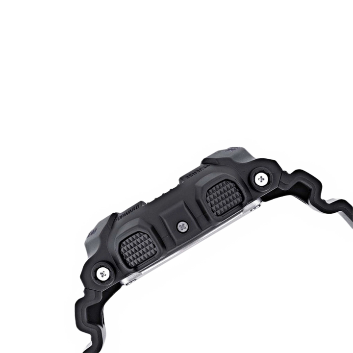 Um relógio de resina preto com design robusto. A pulseira e o corpo do relógio têm detalhes texturizados, sugerindo durabilidade e um uso voltado para atividades ao ar livre ou esportivas. O fundo branco destaca o contraste com o relógio.