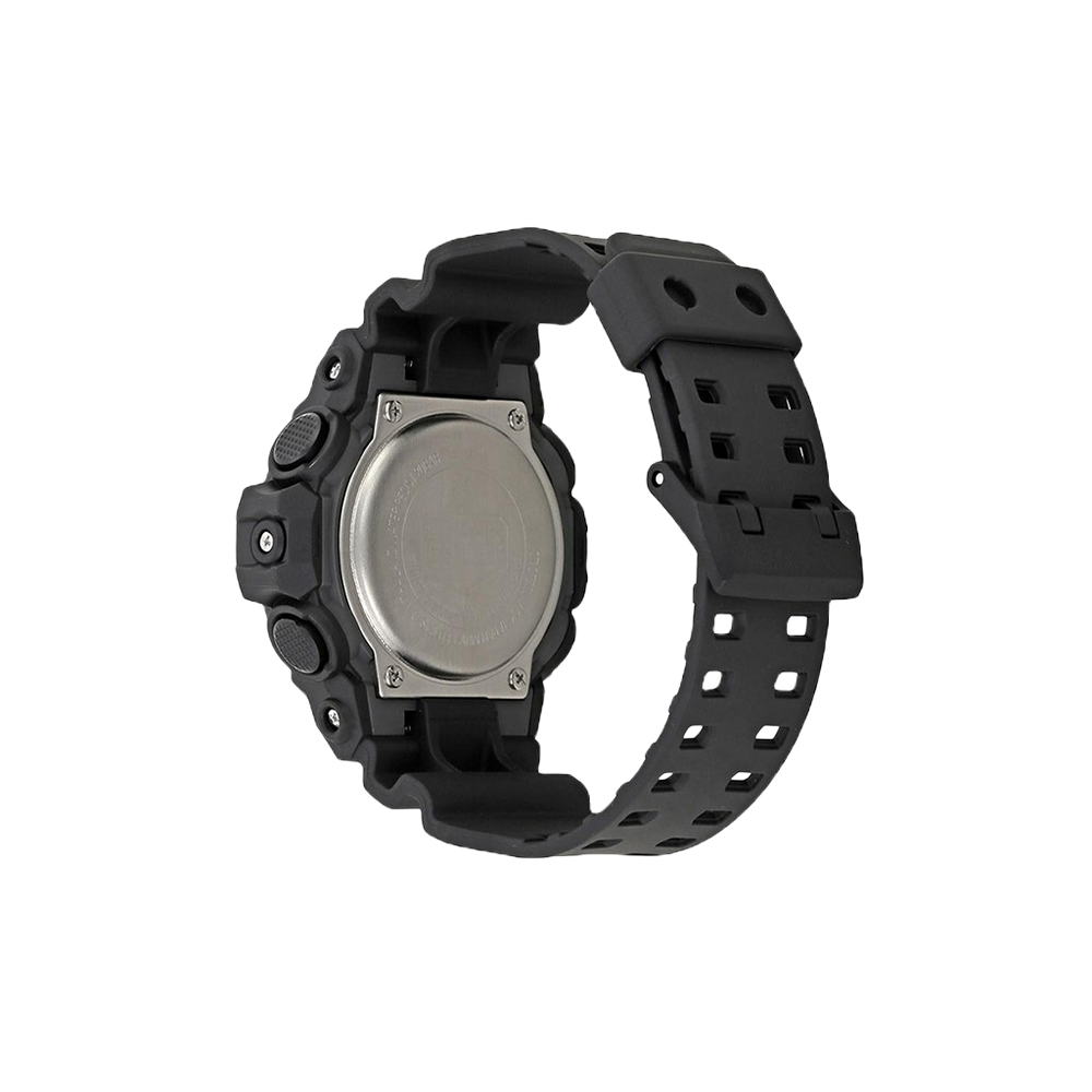 Relógio de pulso com bracelete de resina preta, design robusto com botões salientes e detalhes texturizados. O mostrador é redondo, sem marcações visíveis de tempo, destacando o design e o material do relógio. Fundo branco, enfatizando a silhueta do relógio.