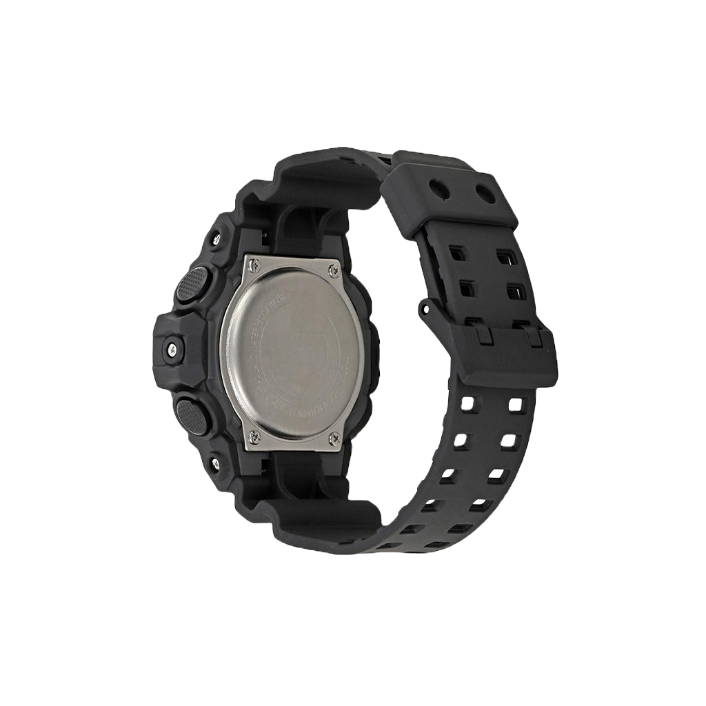Relógio de pulso com bracelete de resina preta, design robusto com botões salientes e detalhes texturizados. O mostrador é redondo, sem marcações visíveis de tempo, destacando o design e o material do relógio. Fundo branco, enfatizando a silhueta do relógio.