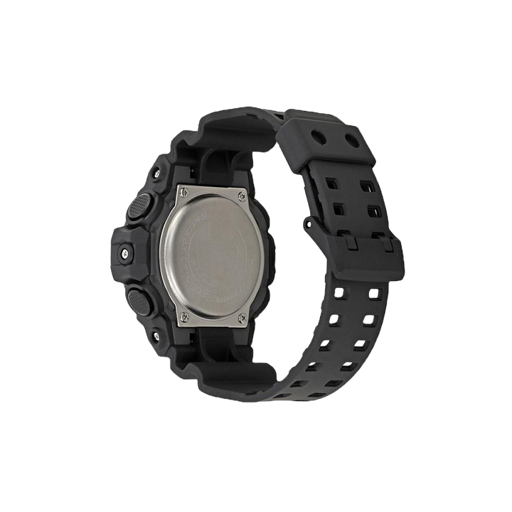 Relógio de pulso com bracelete de resina preta, design robusto com botões salientes e detalhes texturizados. O mostrador é redondo, sem marcações visíveis de tempo, destacando o design e o material do relógio. Fundo branco, enfatizando a silhueta do relógio.