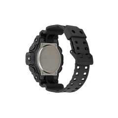 Relógio de pulso com bracelete de resina preta, design robusto com botões salientes e detalhes texturizados. O mostrador é redondo, sem marcações visíveis de tempo, destacando o design e o material do relógio. Fundo branco, enfatizando a silhueta do relógio.