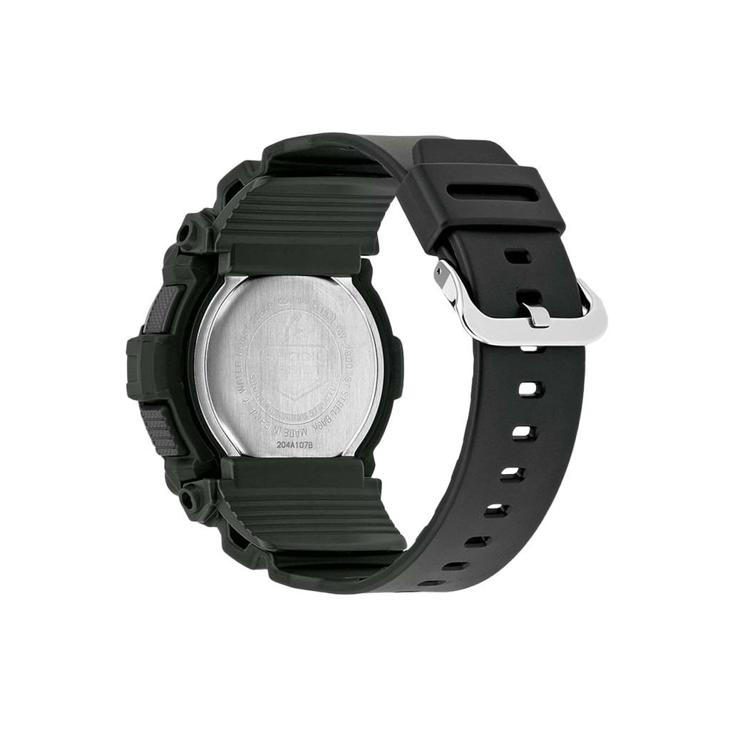 Um relógio de pulso de resina com uma pulseira preta e um mostrador circular prateado. O relógio tem um design robusto com detalhes texturizados no aro e na pulseira, apresentando múltiplos furos para ajuste de tamanho. O mostrador parece não ter números ou marcações visíveis, sugerindo um estilo minimalista. O fundo é branco, enfatizando o design do relógio