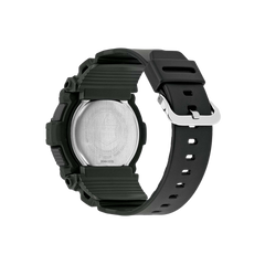 Um relógio de pulso de resina com uma pulseira preta e um mostrador circular prateado. O relógio tem um design robusto com detalhes texturizados no aro e na pulseira, apresentando múltiplos furos para ajuste de tamanho. O mostrador parece não ter números ou marcações visíveis, sugerindo um estilo minimalista. O fundo é branco, enfatizando o design do relógio