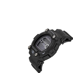 Um relógio digital de pulso com uma pulseira e caixa de resina preta. O relógio tem um mostrador retangular com cantos arredondados, apresentando um visor digital que inclui indicadores para a hora e outras funções, como ‘START/STOP’. Há quatro botões visíveis nas laterais da caixa do relógio, provavelmente para ajustar as configurações. O fundo é branco, o que contrasta com a cor preta do relógio, destacando seu design e funcionalidades.