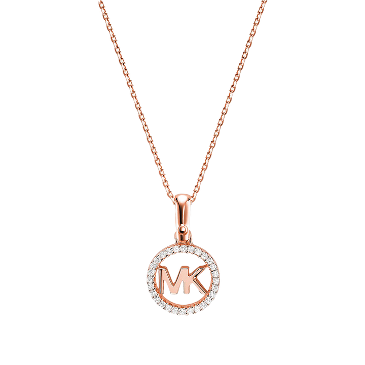 Colar de prata banhada a ouro com um pendente circular apresentando as iniciais ‘MK’ no centro, rodeadas por pequenas pedras de zircónia. O pendente está preso a uma corrente delicada de ouro rosa.