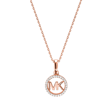 Colar de prata banhada a ouro com um pendente circular apresentando as iniciais ‘MK’ no centro, rodeadas por pequenas pedras de zircónia. O pendente está preso a uma corrente delicada de ouro rosa.