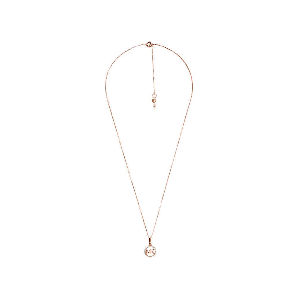 Colar de prata banhada a ouro com um pendente circular cravejado de zircónias, exibido contra um fundo branco. A corrente do colar é delicada e possui um design de elos finos que complementa o pendente brilhante.