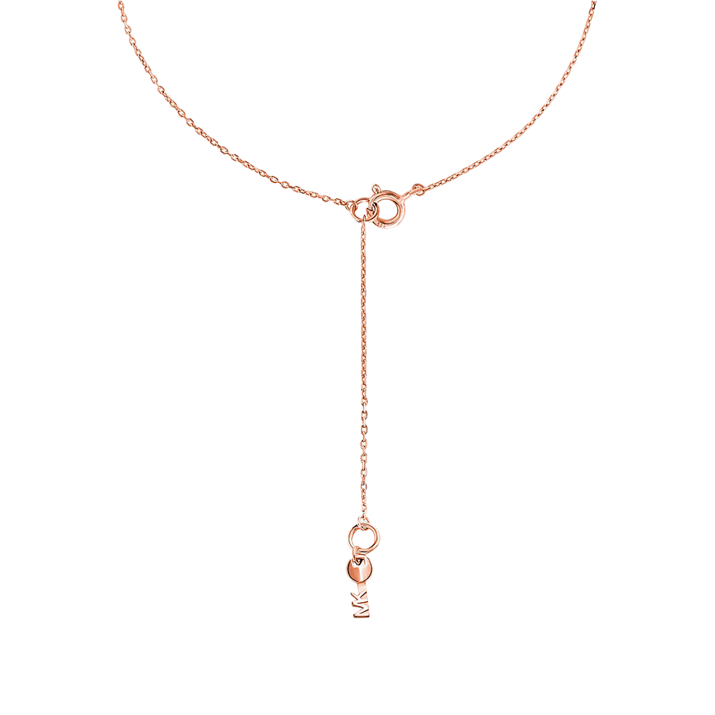 Colar de prata banhada a ouro com zircónias. O colar apresenta uma corrente delicada com um pendente circular no centro, do qual se estende uma barra vertical que termina em outro elemento circular. Ambos os círculos são adornados com pequenas zircónias brilhantes, e o círculo inferior tem as iniciais ‘MK’ inscritas. O design geral é elegante e minimalista, adequado para várias ocasiões.