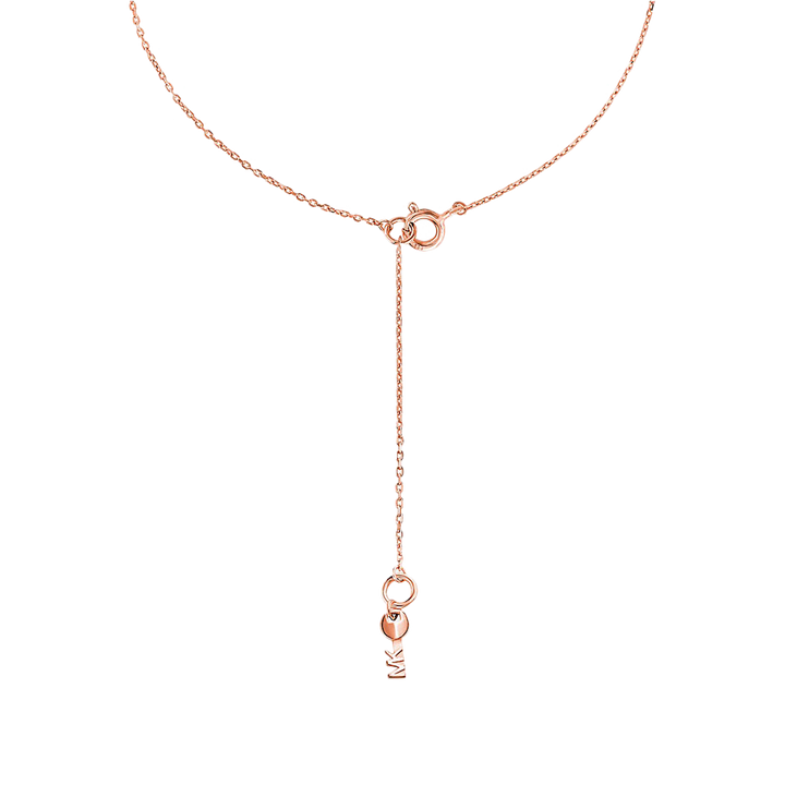 Colar de prata banhada a ouro com zircónias. O colar apresenta uma corrente delicada com um pendente circular no centro, do qual se estende uma barra vertical que termina em outro elemento circular. Ambos os círculos são adornados com pequenas zircónias brilhantes, e o círculo inferior tem as iniciais ‘MK’ inscritas. O design geral é elegante e minimalista, adequado para várias ocasiões.