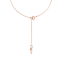 Colar de prata banhada a ouro com zircónias. O colar apresenta uma corrente delicada com um pendente circular no centro, do qual se estende uma barra vertical que termina em outro elemento circular. Ambos os círculos são adornados com pequenas zircónias brilhantes, e o círculo inferior tem as iniciais ‘MK’ inscritas. O design geral é elegante e minimalista, adequado para várias ocasiões.