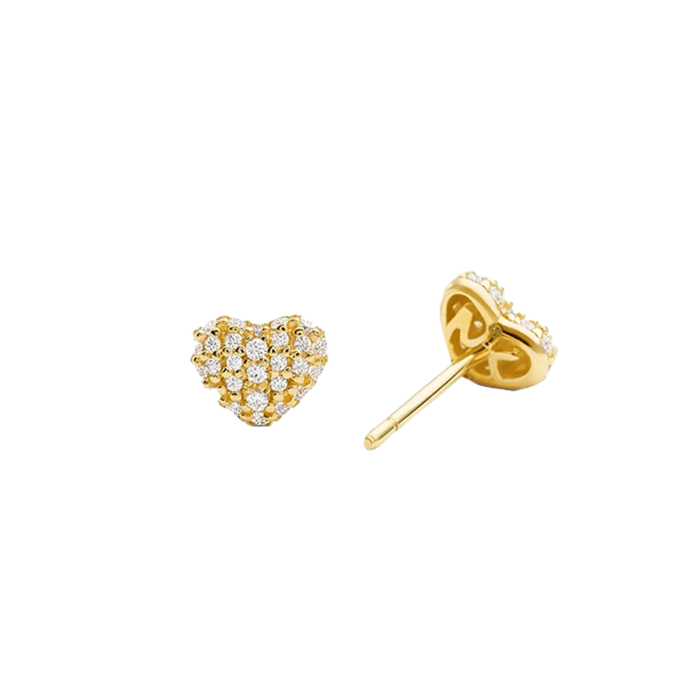 Um par de brincos de tacha em forma de coração, apresentando um design de prata banhada a ouro com várias pequenas pedras de zircônia meticulosamente colocadas para cobrir toda a superfície, proporcionando uma aparência cintilante. Os brincos são exibidos contra um fundo branco simples, enfatizando seus detalhes intrincados e acabamento luxuoso.