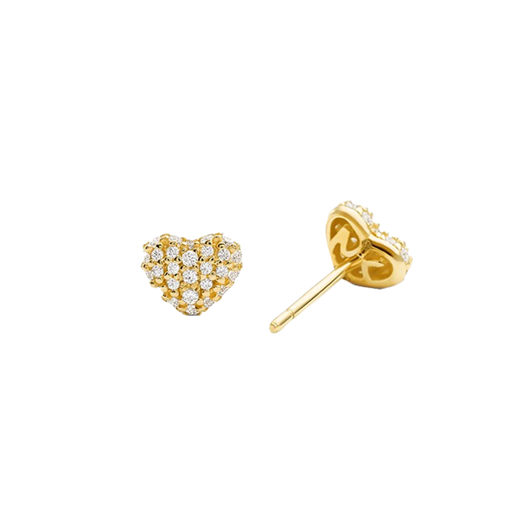 Um par de brincos de tacha em forma de coração, apresentando um design de prata banhada a ouro com várias pequenas pedras de zircônia meticulosamente colocadas para cobrir toda a superfície, proporcionando uma aparência cintilante. Os brincos são exibidos contra um fundo branco simples, enfatizando seus detalhes intrincados e acabamento luxuoso.