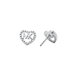 Par de brincos de tacha em forma de coração da Michael Kors, feitos de prata banhada a ródio e adornados com cristais de zircónia. O brinco esquerdo exibe o proeminente logotipo ‘MK’ cercado por zircónia, enquanto o brinco direito mostra o lado traseiro com um poste de metal e um mecanismo de fixação arredondado.