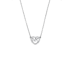 Colar de prata banhada a ródio com pedras de zircónia. O pingente é em forma de coração com as iniciais ‘MK’ no centro, contornado por pequenas e brilhantes pedras de zircónia que adicionam um toque de elegância e brilho. A corrente do colar apresenta um design delicado de elos, complementando os detalhes intrincados do pingente