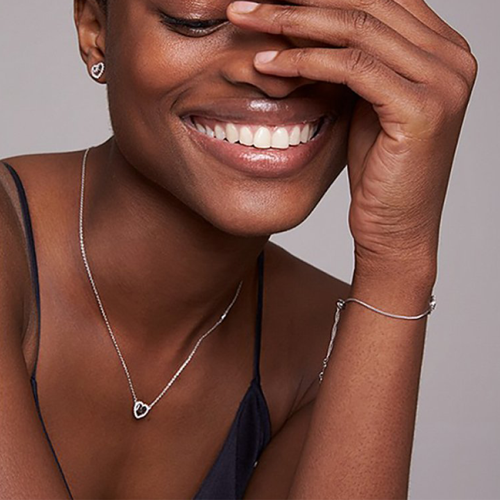 Colar de prata banhada a ródio com pedras de zircónia brilhantes em uma corrente delicada, apresentando um pingente em forma de coração