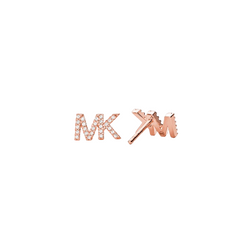 Um par de brincos de prata banhados a ouro rosa com as iniciais ‘MK’ incrustadas com pedras de zircónia. Os brincos são projetados em um estilo de letras em bloco ousado, exibindo uma aparência luxuosa e cintilante devido às numerosas pequenas pedras de zircônia claras inseridas na estrutura das letras. O banho de ouro rosa dá-lhes um tom quente e rosado que acrescenta à sua elegância.