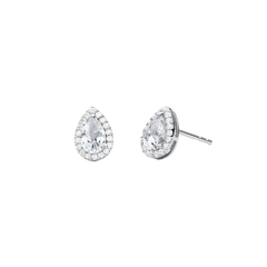 Um par de brincos de prata banhada a ródio com pedras de zircónia. Os brincos apresentam uma zircónia em forma de pera proeminente no centro, rodeada por zircónias redondas menores, criando um efeito de halo. O design é elegante e cintilante, adequado para ocasiões formais.