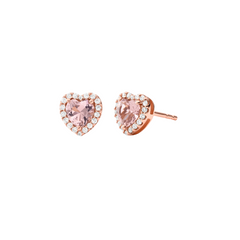 Um par de brincos em forma de coração, com uma pedra central de morganite cercada por cristais menores e transparentes, todos fixados em prata banhada a ouro rosa.