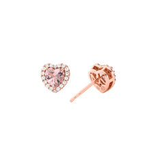 Um par de brincos em forma de coração com banho de ouro rosa e uma pedra central de morganite cercada por cristais menores e transparentes. Os brincos têm um sistema de fecho de tarraxa, e o trabalho em metal atrás da morganite exibe um design recortado intrincado.