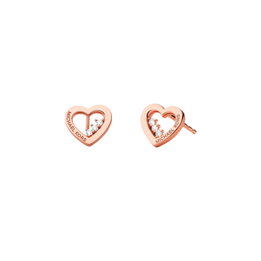 Um par de brincos em forma de coração banhados a ouro rosa, com a inscrição ‘MICHAEL KORS’ ao longo da borda. Cada brinco apresenta uma pedra clara e cintilante fixada na parte superior direita do coração, adicionando um toque de elegância. Os brincos são exibidos contra um fundo branco simples, destacando seu design e cor.