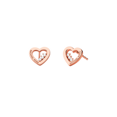 Um par de brincos em forma de coração banhados a ouro rosa, com a inscrição ‘MICHAEL KORS’ ao longo da borda. Cada brinco apresenta uma pedra clara e cintilante fixada na parte superior direita do coração, adicionando um toque de elegância. Os brincos são exibidos contra um fundo branco simples, destacando seu design e cor.