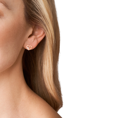 Close-up de mulher, focado na orelha onde aparece um brinco em forma de coração