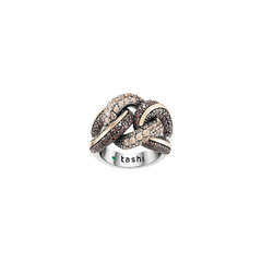 imagem frontal do anel Black Sand V com filamento de ouro entrelaçado e coberto de zircónias pretas, champanhe e brancas