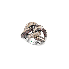 imagem parcialmente lateral do anel Black Sand V com filamento de ouro entrelaçado e coberto de zircónias pretas, champanhe e brancas