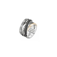 imagem lateral de anel Tashi com 5 aros de acabamentos diferentes: ouro, cravação preta, branca e prata texturada. No interior do anel encontra gravada a frase “Perfectly Imperfect”