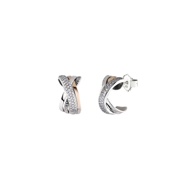 Um par de brincos de argola apresentando uma combinação de prata, ouro e pedras de zircônia. Os brincos têm um design distintivo com bandas entrelaçadas; uma banda é adornada com pedras de zircônia prateada, enquanto as bandas adjacentes exibem um acabamento dourado liso. 