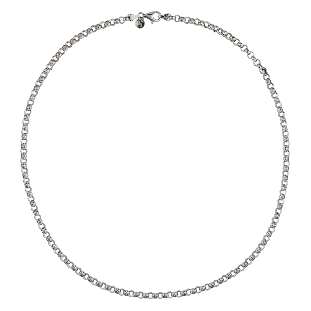 Uma corrente de prata Tashi exibida contra um fundo branco. A corrente apresenta uma série de elos de prata polida interligados, criando uma cadeia contínua e uniforme. O fecho é visível na parte superior, indicando que a corrente é projetada para ser usada ao redor do pescoço. A peça sugere um trabalho artesanal robusto, mas elegante.