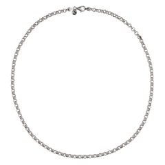 Uma corrente de prata Tashi exibida contra um fundo branco. A corrente apresenta uma série de elos de prata polida interligados, criando uma cadeia contínua e uniforme. O fecho é visível na parte superior, indicando que a corrente é projetada para ser usada ao redor do pescoço. A peça sugere um trabalho artesanal robusto, mas elegante.