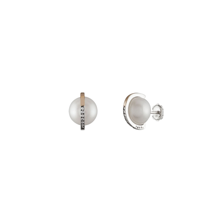 Par de brincos elegantes com uma combinação de prata, ouro e zircónia. O brinco esquerdo é parcialmente visível, com uma faixa curva de ouro acentuando a metade superior e pequenas pedras de zircónia incrustadas ao longo da curva. O brinco direito está totalmente visível, com uma configuração prateada proeminente segurando um centro lustroso semelhante a uma pérola, rodeado por um halo de pequenas pedras de zircónia que adicionam brilho ao design. Ambos os brincos têm fechos de pino para um uso seguro.