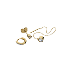 A imagem mostra um par de brincos de aço com cristais Swarovski. Os brincos apresentam um design simples, mas elegante, com um cristal proeminente fixado numa base de aço, refletindo luz e adicionando um toque de brilho. Esta imagem é relevante para quem se interessa por design de joias, acessórios de moda ou procura referências visuais para brincos de aço com cristais.