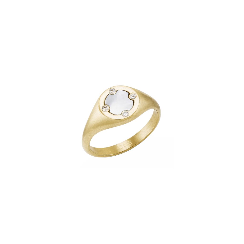 Imagem de um anel de ouro com design simples e elegante, apresentando uma pedra central em madrepérola, rodeada por zircónias incrustadas em uma banda lisa. O fundo é branco puro, destacando o design do anel.