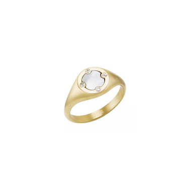 Imagem de um anel de ouro com design simples e elegante, apresentando uma pedra central em madrepérola, rodeada por zircónias incrustadas em uma banda lisa. O fundo é branco puro, destacando o design do anel.