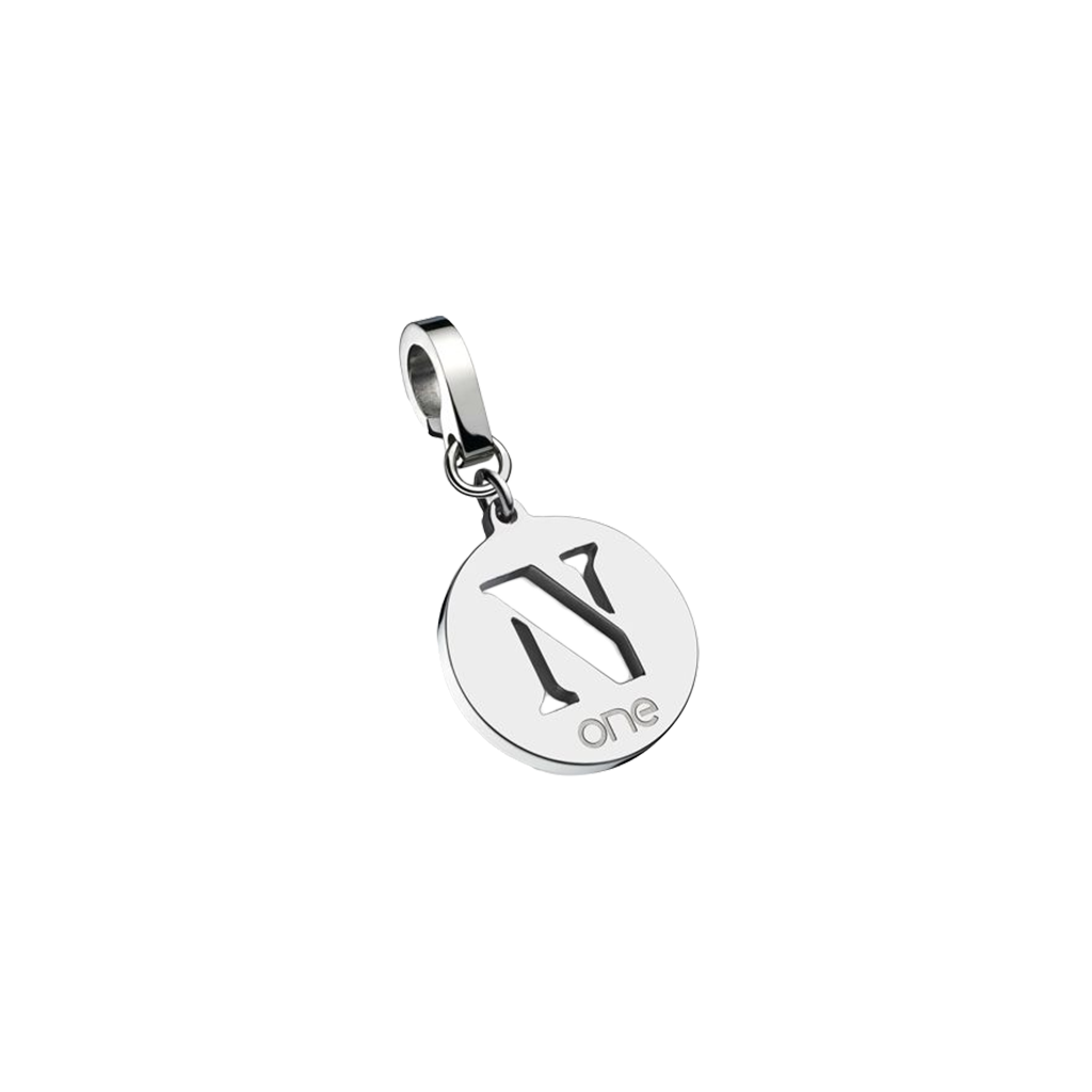  Charm de aço inoxidável circular da ONE com a letra “N” estilizada em maiúsculas acima da palavra “one” em minúsculas. O charm está preso a um pequeno laço na parte superior para fácil fixação em joias ou acessórios.