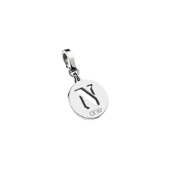  Charm de aço inoxidável circular da ONE com a letra “N” estilizada em maiúsculas acima da palavra “one” em minúsculas. O charm está preso a um pequeno laço na parte superior para fácil fixação em joias ou acessórios.