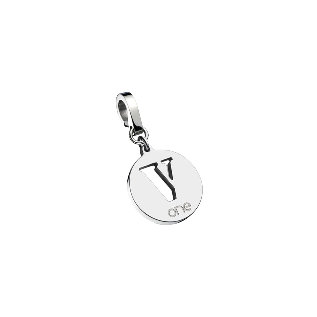 Charme de aço inoxidável polido da ONE com o logo da marca, que consiste em uma letra “Y” estilizada em uma fonte em negrito, centrada em um disco circular. Abaixo do “Y” está a palavra “one” em letras minúsculas. O pendente tem um design simples e elegante com uma superfície brilhante e está preso a um pequeno elo oval para fácil fixação.