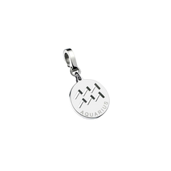 Um charm circular de aço com um símbolo gravado representando o signo do zodíaco de Aquário, consistindo em duas linhas onduladas paralelas. Abaixo do símbolo, a palavra ‘AQUARIUS’ está inscrita em letras maiúsculas. O design do charm é simples, mas elegante, tornando-o um acessório interessante para aqueles que se identificam ou têm afinidade com as características de Aquário.