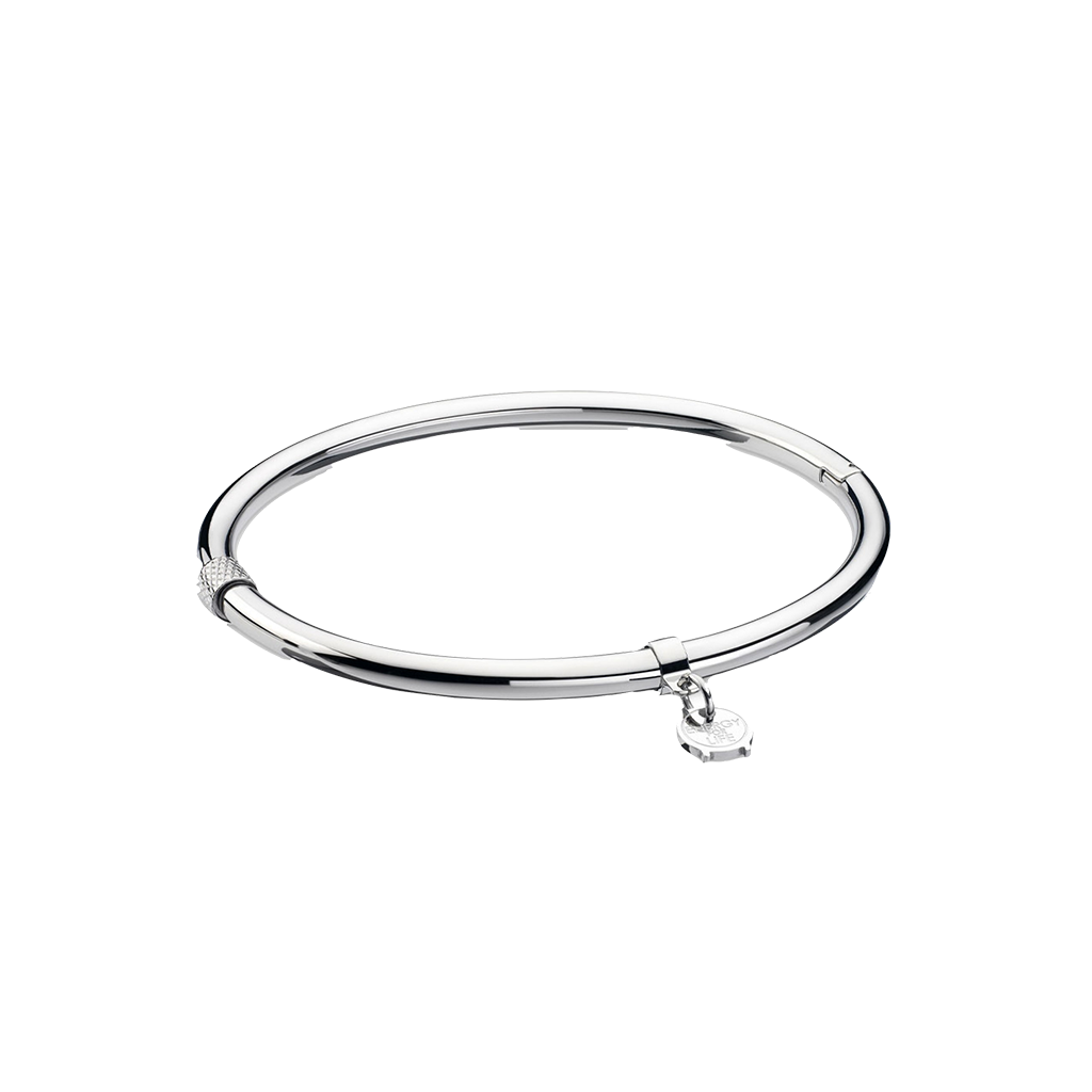 Uma pulseira de aço polido com um design circular elegante e um pequeno mecanismo de fecho integrado próximo à abertura. A pulseira é apresentada contra um fundo branco, destacando sua superfície brilhante e construção simples, mas sofisticada.