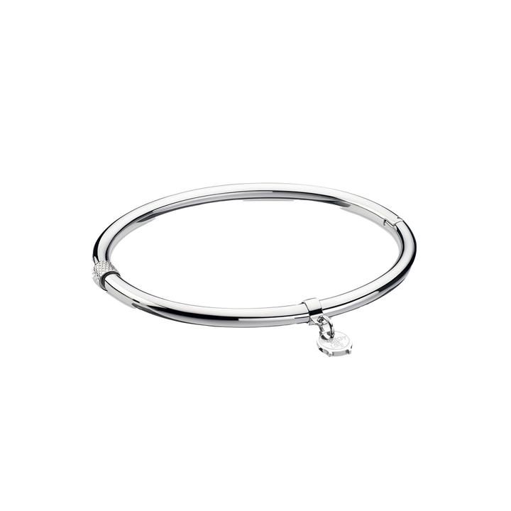 Uma pulseira de aço polido com um design circular elegante e um pequeno mecanismo de fecho integrado próximo à abertura. A pulseira é apresentada contra um fundo branco, destacando sua superfície brilhante e construção simples, mas sofisticada.