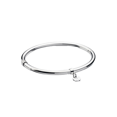 Uma pulseira de aço polido com um design circular elegante e um pequeno mecanismo de fecho integrado próximo à abertura. A pulseira é apresentada contra um fundo branco, destacando sua superfície brilhante e construção simples, mas sofisticada.